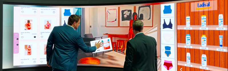 ISE 2025: Interaktive Retail Signage Software auf Curved LED Videowall