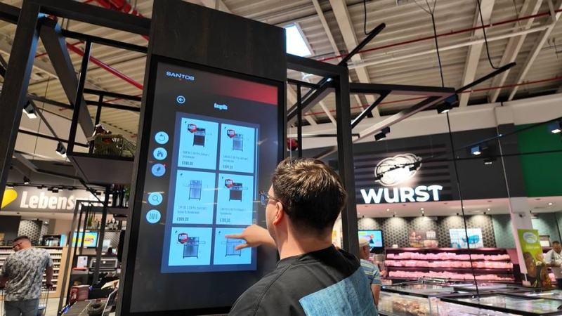Wenn das Regal endet: Ein Touchscreen zeigt das ganze Sortiment