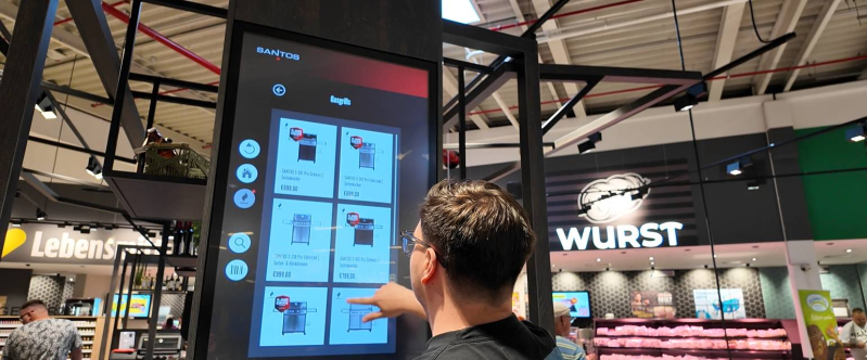 Wenn das Regal endet: Ein Touchscreen zeigt das ganze Sortiment